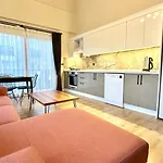 Two Bedrooms With Large Pool Apartment *