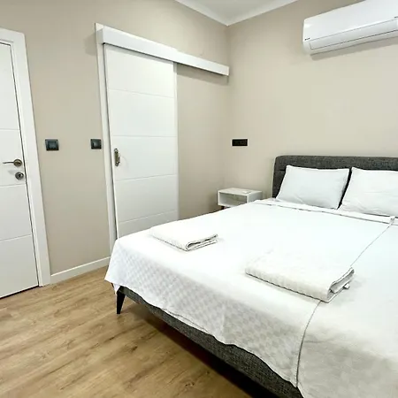 Two Bedrooms With Large Pool Apartament