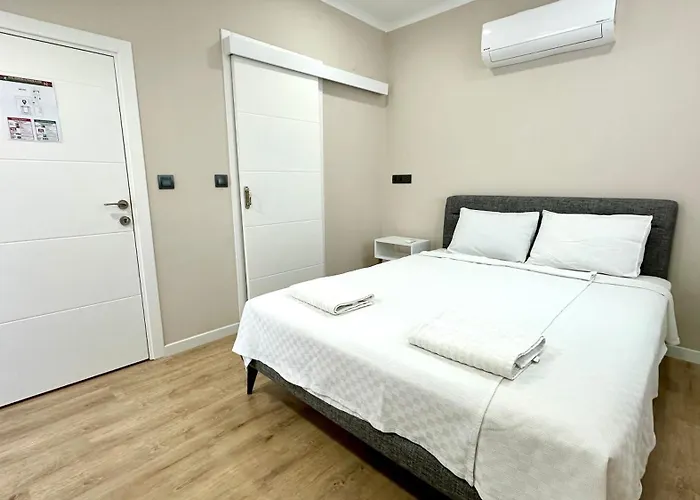 Two Bedrooms With Large Pool Апартаменты